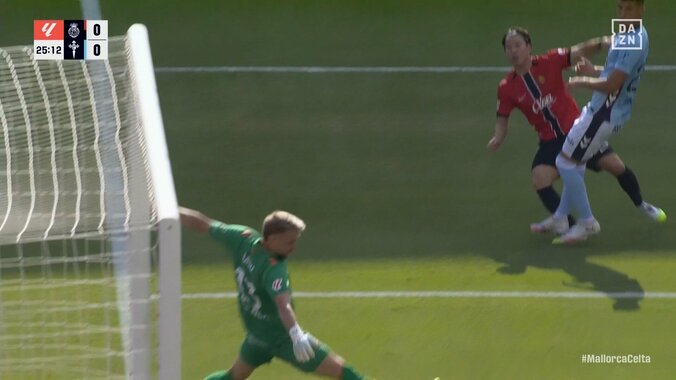 浅野拓磨、痛恨の決定機逸に感情むき出し！コントロールショットを外してピッチを殴りつける姿にファン「いいぞ」「魅せてんな」 5枚目