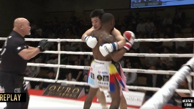 「何が起きたのか？」突然、選手が…パンチ被弾から7秒後のダウンに実況困惑 異例のレフェリーストップに「これ大丈夫か？」心配の声 4枚目