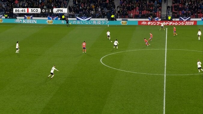 「何で見えてんの…」鎌田大地の“異常な空間把握”に衝撃！「別室からゲームしてる」「ほぼピルロ」俯瞰視野から極上フィード 4枚目