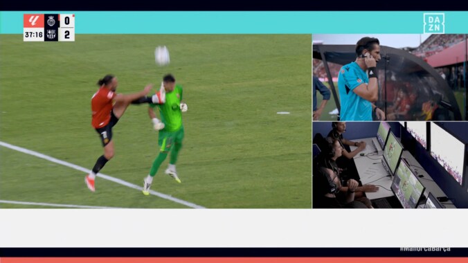 「がっつり蹴り入れてる」“衝撃ハイキック”で浅野拓磨チームメイトにレッドカード！「あの高さまで上げるのやばすぎ」バルサGKの首＆顔に直撃 3枚目