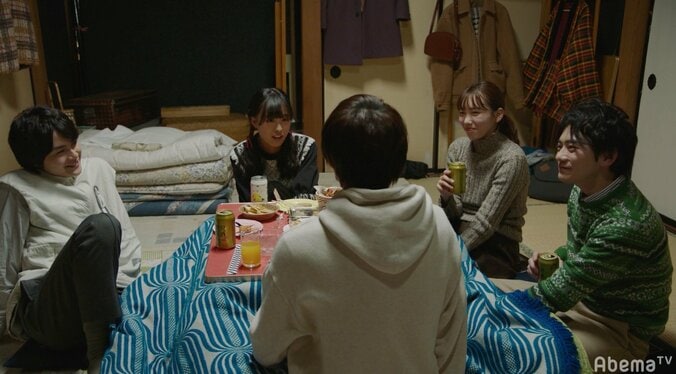 眠る芽衣（飯豊まりえ）のおでこに優しくキス…航太（佐野勇斗）の切なぎる決断に視聴者涙　「僕だけが17歳の世界で」第7話 4枚目