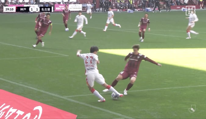 ダブルタッチで酒井をかわす中山