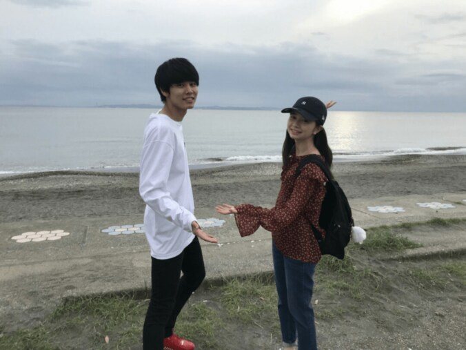 『あな家』萩原利久、桜田ひよりとの海辺オフショット公開 1枚目