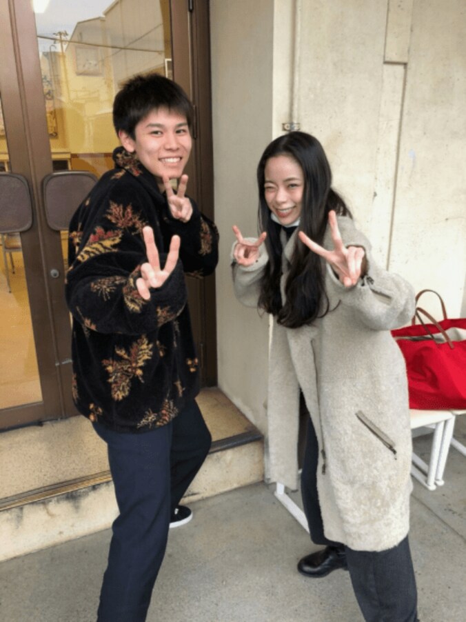 『あな家』萩原利久、桜田ひよりとの“地獄のBBQ”オフショットを披露 1枚目