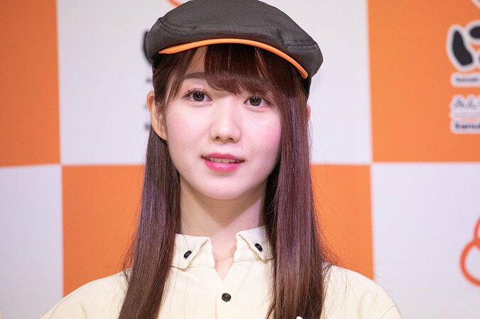 「絶対お肉！」=LOVEがはなまるうどんの新商品をピーアール＆配膳する 3枚目