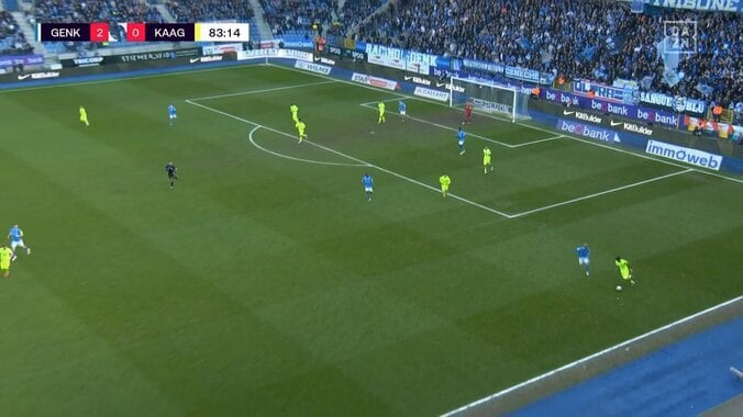 「最高のプレーが台無し」「どうなってんの」伊東純也、背後からの豪快スライディングがイエロー判定に「めちゃくちゃクリーンじゃん」ファンの不満爆発 4枚目