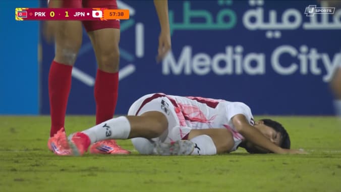 「サッカーしようぜ…」北朝鮮代表MFが“危険すぎるカニバサミタックル”→日本代表MFが悶絶「挟んでますもんね」解説者やファンが怒り【U-17W杯】 3枚目