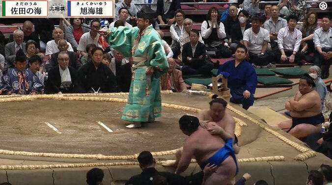 安治川親方の背後に二人の姿