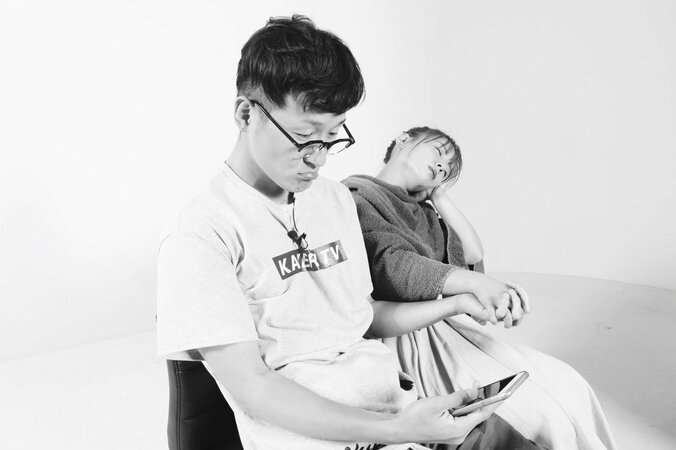 Wikipedia「不倫」イメージ画像に“新幹線手つなぎショット”を追加 8枚目