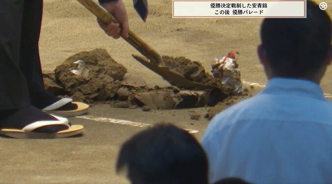 「え、土俵に穴が…」「何か出てきた」大相撲、千秋楽の最後にファン驚きの光景「初めて見た」 4枚目