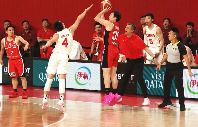 「妨害」にめげず3Pシュートを放つ富永啓生