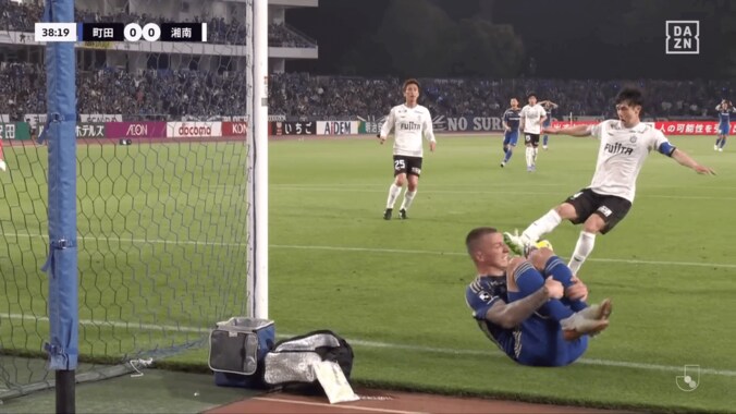 ガシャン！ 町田FWが“ポスト激突”で衝撃音→スタジアム＆SNS騒然「すげぇ音した」「それは痛い…」「デューク大丈夫か？」 3枚目