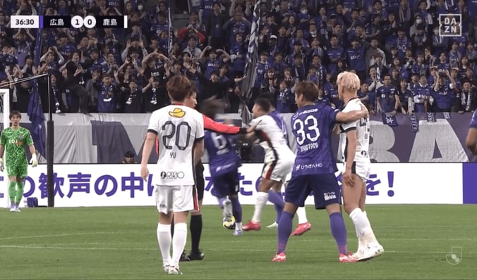 激昂！ 鹿島FWの“突き飛ばし暴挙”にスタジアム騒然…「レッドだろ」「なんてことするんだ」「しょうもないことするな」広島MFの遅延行為から一触即発になった一部始終 5枚目