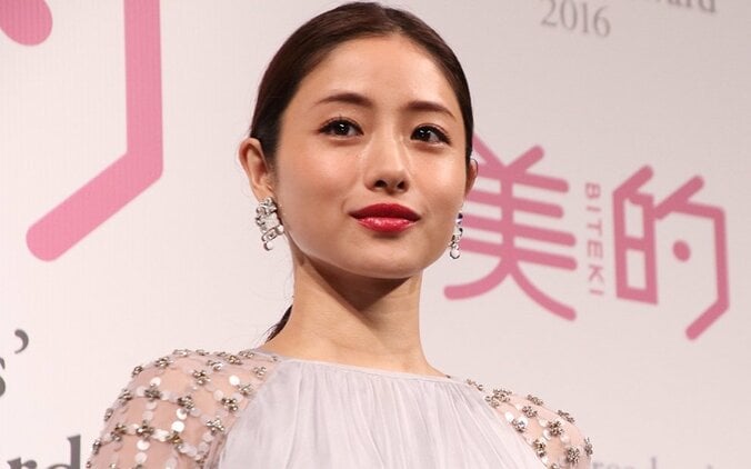 石原さとみ、自身提案のスイカ割りに大興奮「目隠しかわいすぎます」の声も 1枚目