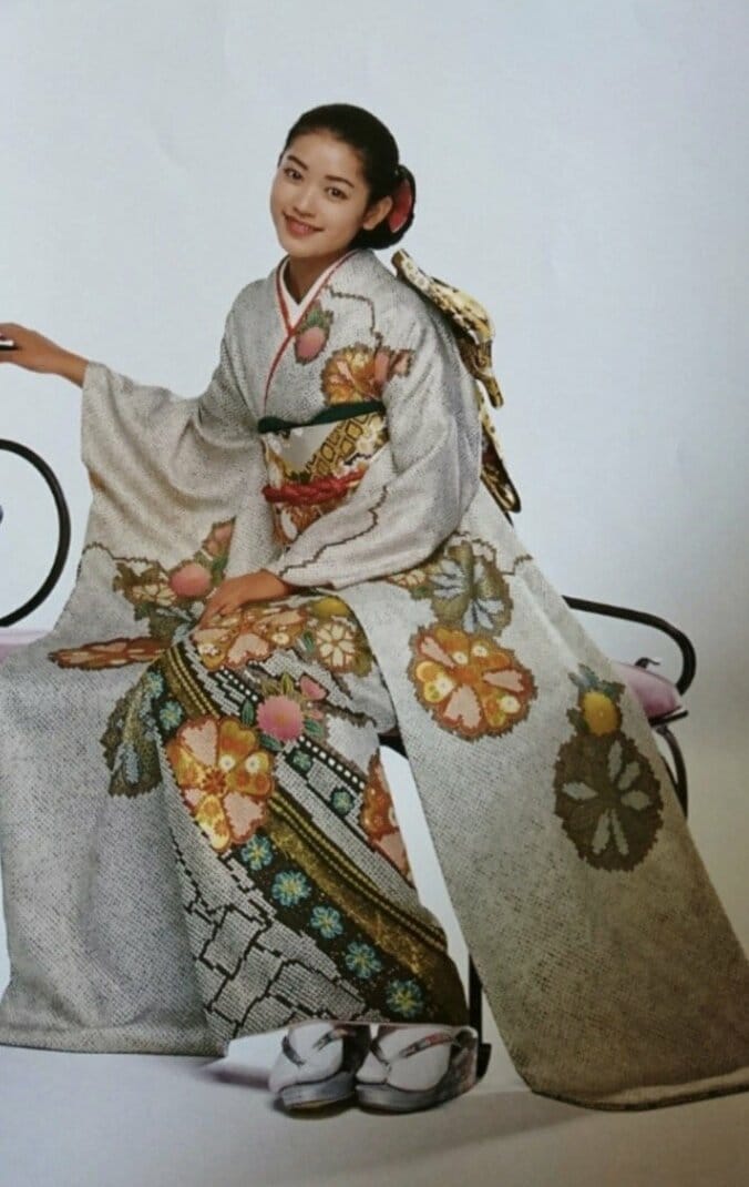 細川直美、20歳頃の振り袖姿を公開「可愛らしくて美しい」「とてもステキ」の声 2枚目