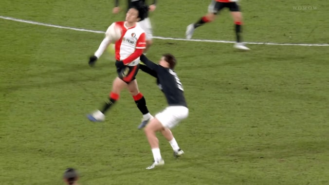 「世界にもそうそういない」上田綺世の“胸パス”に騒然！「ジャンプ力がバグ」イブラヒモビッチ級の身体能力に解説＆ファンが驚愕 3枚目