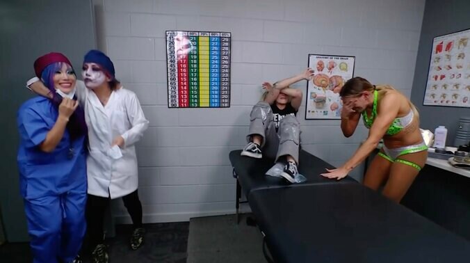 助手役のカイリ・セイン（写真左）もしてやったりの表情