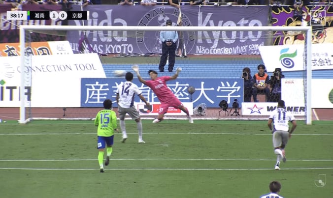 【写真・画像】PKジャッジが物議！「基準がわからん…」ボールがお腹→肘でハンド判定「可哀想」「手を下げたのがあかんか」Ｇ大阪５失点目にファン疑念　1枚目