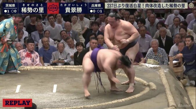 稀勢の里、297日ぶりの連勝　難敵・貴景勝にヒヤヒヤ大逆転勝ち　館内も実況席も大騒ぎ 1枚目