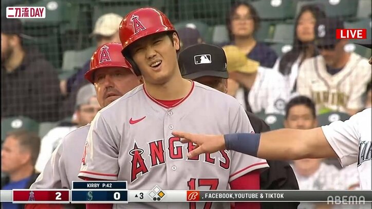 「一、二塁間、4人で守っちゃうぞ」「えー、やめてよ」大谷翔平、シフト切り裂くヒットに相手野手からの“口撃”でニヤリ