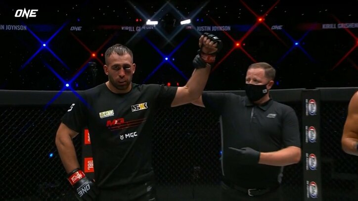 高速バック・エルボーに戦慄！ 圧勝ムードが一転…顔が腫れ上がる壮絶死闘に「ロッキーかよ」