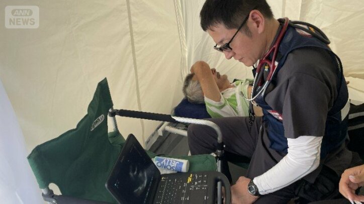 日本から持ち込んだ医療機器で診療する夏川医師 JICA提供
