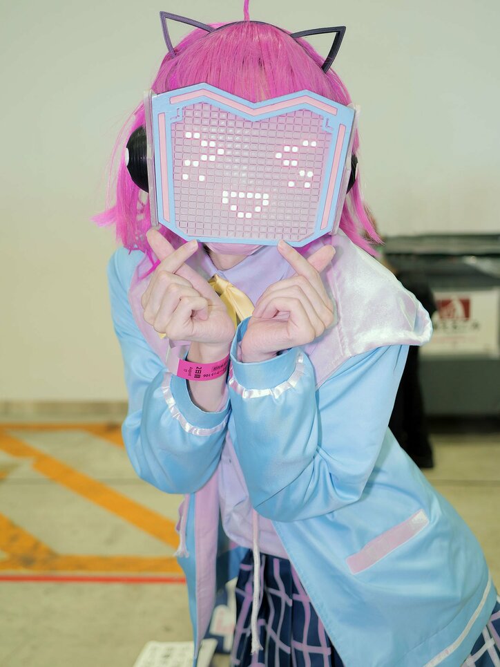 [Photos/Images] Ajuster des erreurs de 0,1 mm à la lime... Le cosplay high-tech de Rina de Love Live!, fruit d'un travail colossal sur son panneau d'affichage 1st