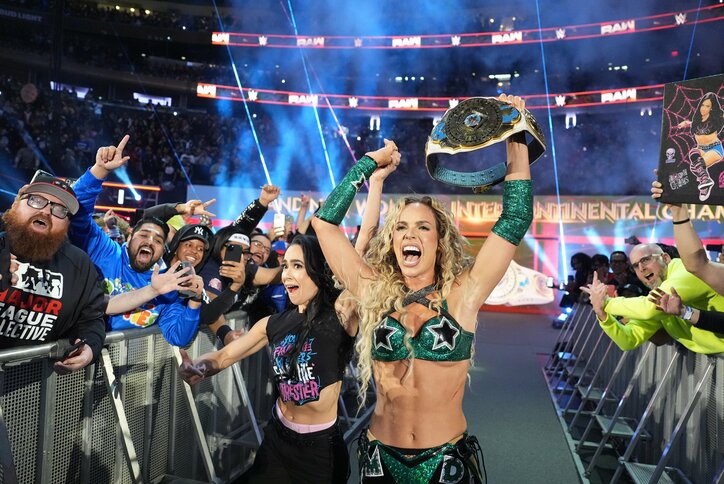 【画像】スタイル抜群！ 異色美女レスラーがベルト掲げ2ショット