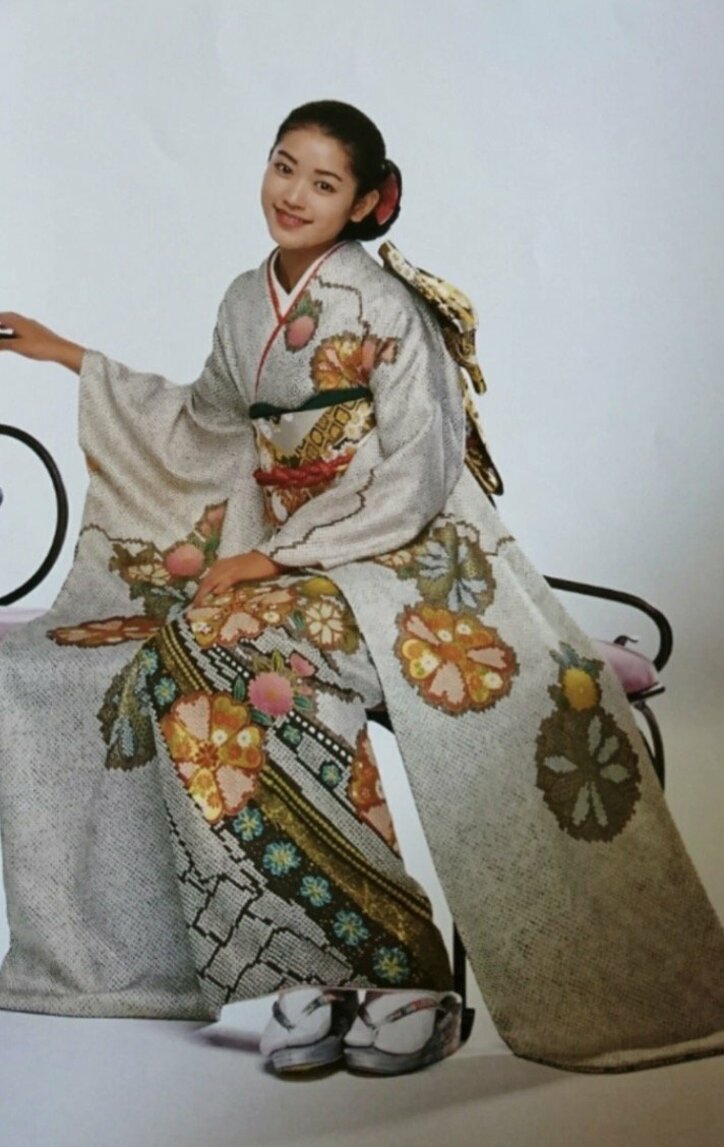 細川直美、20歳頃の振り袖姿を公開「可愛らしくて美しい」「とてもステキ」の声