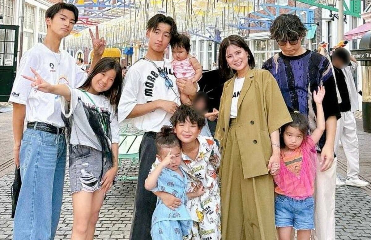 4男3女”9人大家族の美人母（38歳）「洗濯は1日10キロを3〜4回」壮絶な
