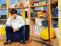 「白馬の王子様」「最高の癒し」赤楚衛二、白シャツをお洒落に着こなす『かのきれ』オフショットを公開し悶絶の声