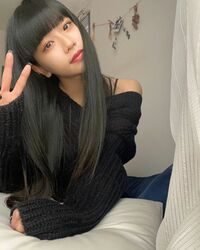 「ほんとに美しい」「なにしててもかわいい」Hinaの肩出しピースショットにファン歓喜