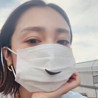 「世界に1つのマスク」「発想に癒されますね」安達祐実、子ども作のシール付きマスクを着用し反響