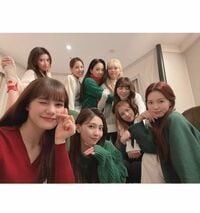 NiziU、クリスマスカラーの服を着こなす集合ショットを披露「素敵なプレゼント」「最高すぎる」