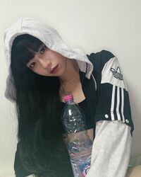 Hina、スポーティなセルフショットに「かっこよすぎる～！！」「どの服装も似合う」の声