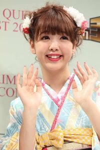 藤田ニコル、"胸チラ"のセクシー衣装を披露