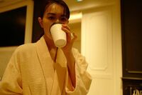 長谷川京子、セクシーなバスローブ姿に「お美しい」「セクシー過ぎます」の声