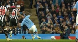 批判殺到！「死ぬだろ…」「退場させろ」 もはや交通事故レベル！背後から首を掴まれて吹っ飛ばされた瞬間　プレミア最強ドリブラーが“悪質ファウル被害”