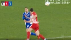 「これは痛すぎる！」立ち上がれるか？ 顔面同士がぶつかって吹っ飛ぶ危険シーン ヒールパスで裏に抜け出す→勢いそのままに突っ込んできた相手と正面衝突