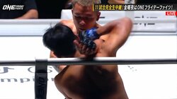 「日本じゃもう試合止まってる」「切れた瞬間だ！」戦慄のヒジを捉えた貴重映像に驚愕！ “ゾンビ同士”の死闘に驚き