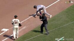 MLBで“超人的ジャッジ” 塁審がジャンプ→スライディング回避しスーパー判定 「史上最もスムーズなアウトコールだ」Xで称賛続々