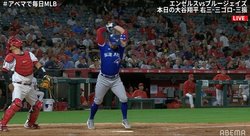 叩きつけたバットが異常な高さに跳ね上がる珍事 「バットも大変だな」ボールボーイも思わず苦笑