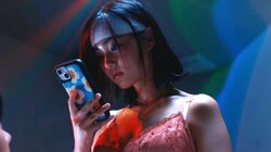 下着姿でまたがり、きわどい写真を撮影「浮気したらSNSにのっけるから」既成事実を無理やり作る女子高生が怖すぎる『泥濘の食卓』