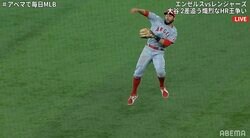 大谷翔平の同僚がファンを魅了 ぎりぎりキャッチに1回転のルーレットスロー「守備の神」「素晴らしい！」