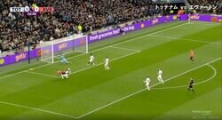 「強すぎる」「エグいな…」 メッシが“世界最高のDF”と認めた男のスーパープレー　アルゼンチン代表の潰し屋が一撃必殺の“爆速タックル”→相手FWを吹っ飛ばした瞬間