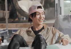 “一番軽い”イケメンK-POPアイドル、プールではしゃぐ姿に「かわいすぎる」と絶賛の声