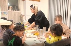 5児を育てる31歳ギャルママ、コストコ食材を使った晩ごはんを公開「タッパーで作る茶碗蒸し」「1キロの唐揚げ」