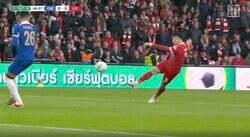 「鳥肌立った」「弾速ヤバすぎる」リバプール遠藤航が豪快な“弾丸ボレーシュート”を炸裂した瞬間　相手ゴールを脅かした強烈な一撃にスタジアム大熱狂！