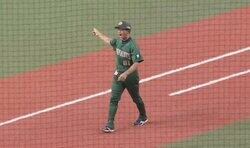 球場騒然！何が起こった… 審判まで激怒！ 監督や選手、観客が困惑した「ワケがわからない謎プレー」 帰塁をめぐる“ベース踏み忘れ”判定騒動