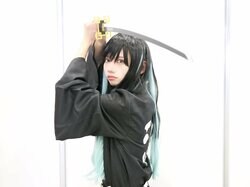 "Cosplay of Muichiro Tokito from 'Demon Slayer: Kimetsu no Yaiba', expressing the 'firm and strong will to defeat the demons' through facial expressions"